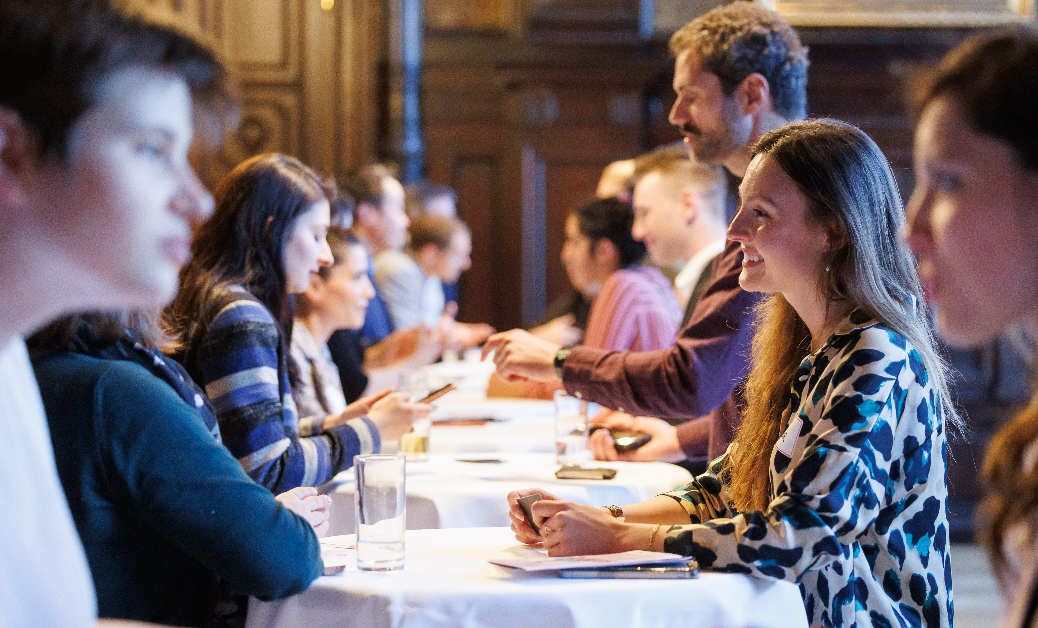 (c) der knopfdruecker.com, Intressierte Personen an alma Mentoring beim Speed Netzwerken in der Uni Wien
